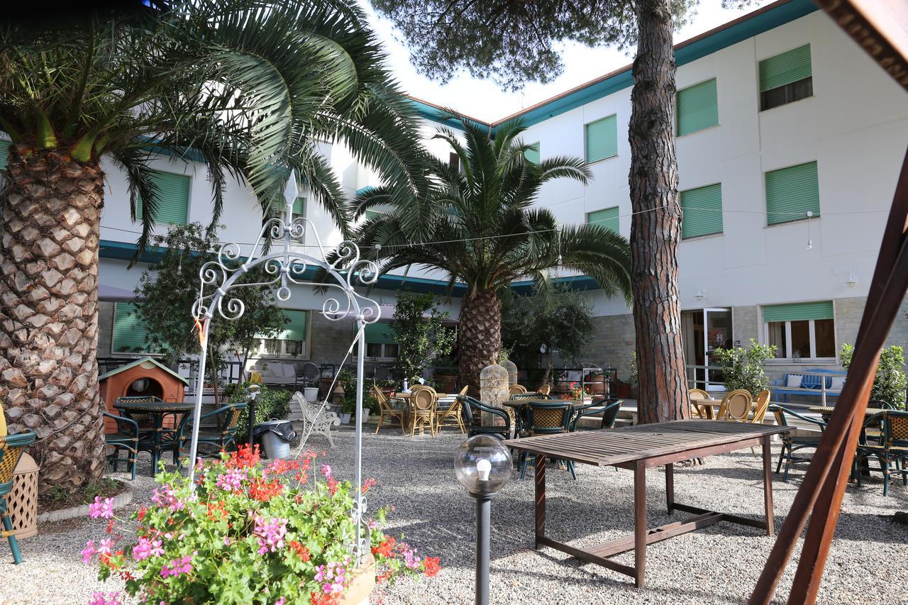 Hotel Massimo Марина ди Чечина Екстериор снимка
